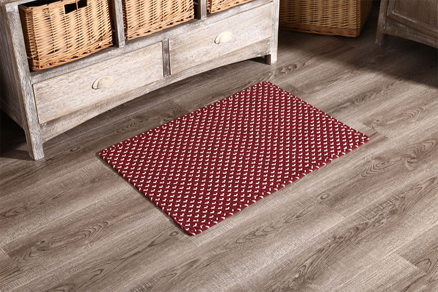Square hand-woven floor mat